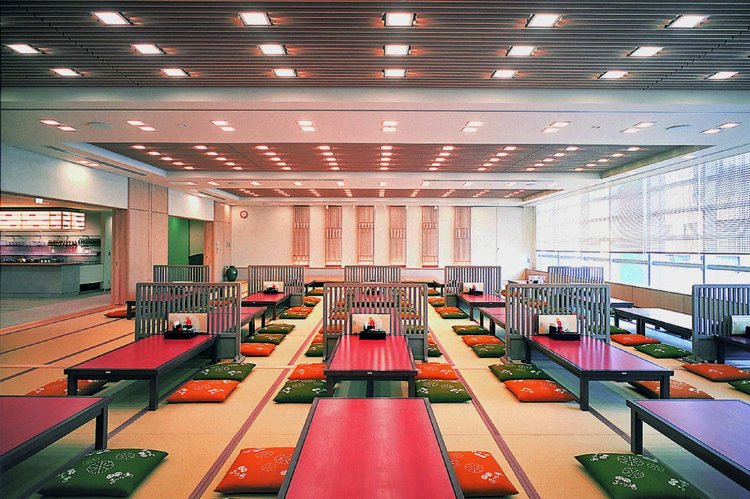 120畳ある大広間は広々とした畳敷きスペース。週末には演芸イベントを開催する。