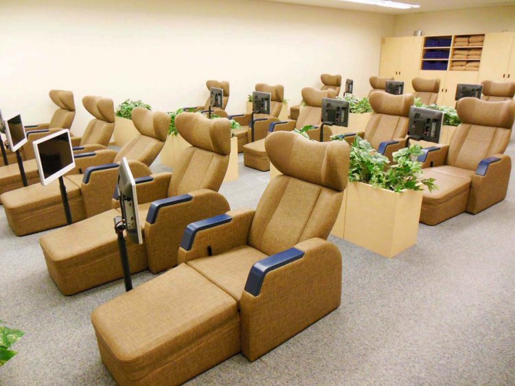 「リラックスルーム ねころび」。リクライニングシートは背もたれを倒せば足を伸ばしてゆっくりと休むことができる。