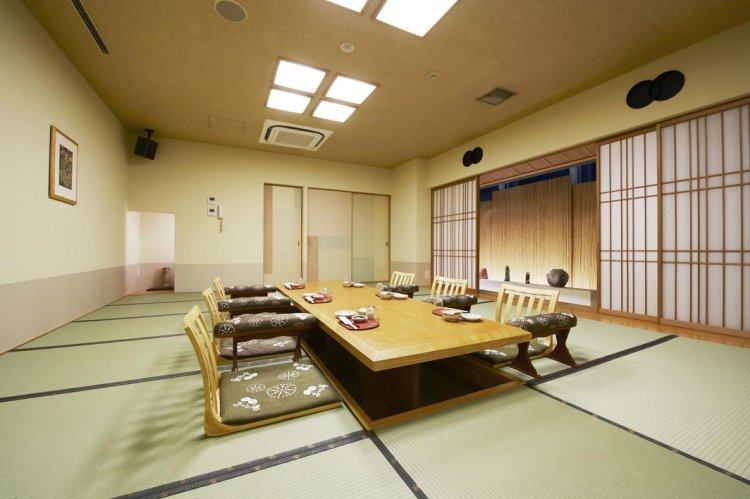 個室食事処「おはやし」は畳敷きの和室なので、グループなどの宴席によく利用される。