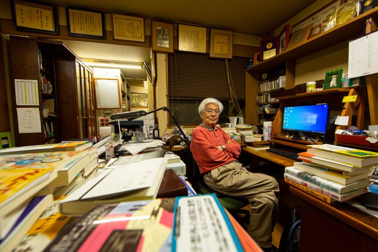 取材後、今は亡き猫まるの写真がたくさん飾られた自宅書斎にて。「今日はもう働く気がしない」。