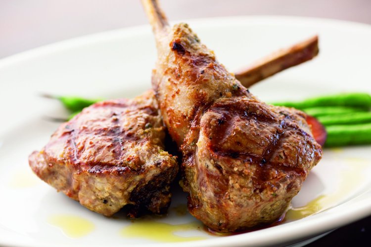 骨付き仔羊のグリル2900円（ディナー）。