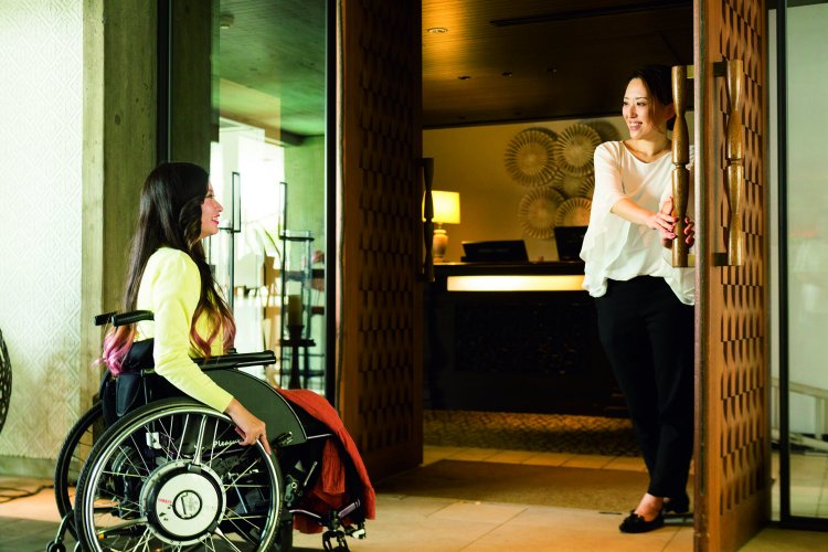 店内もテラスもスムーズに移動可能。