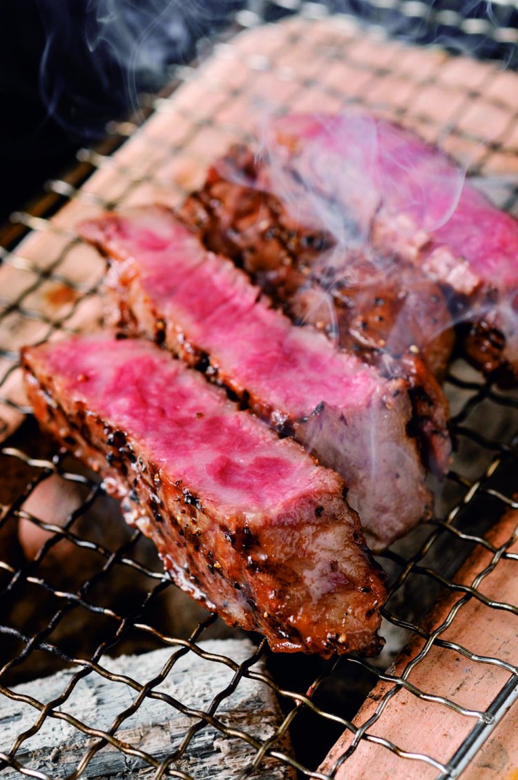 国産牛サーロインの炭火焼きが付いた全9品のコースは1万円。