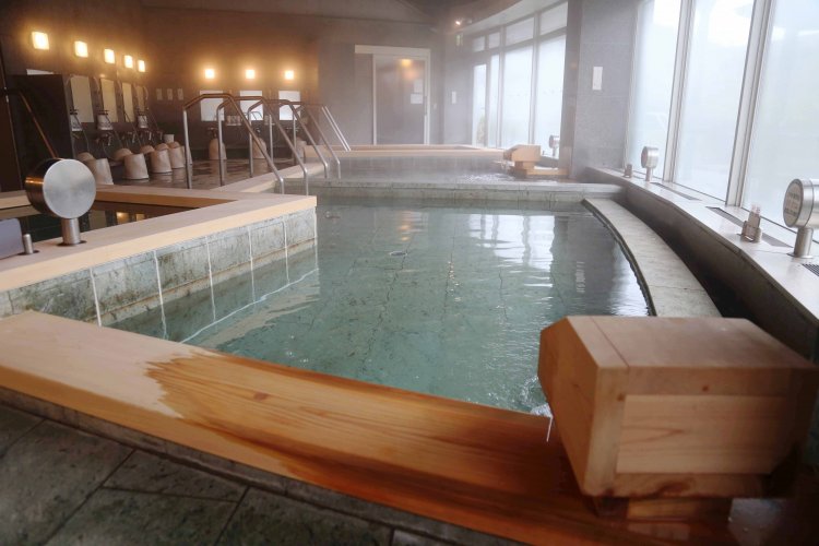 写真手前が炭酸泉、奥は44℃の高温風呂。