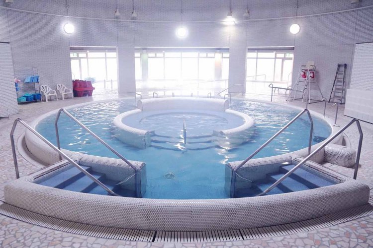 水着とスイムキャップ着用が必須エリアの円形プール。深めで全身を浮かせながらのジェット浴できる。