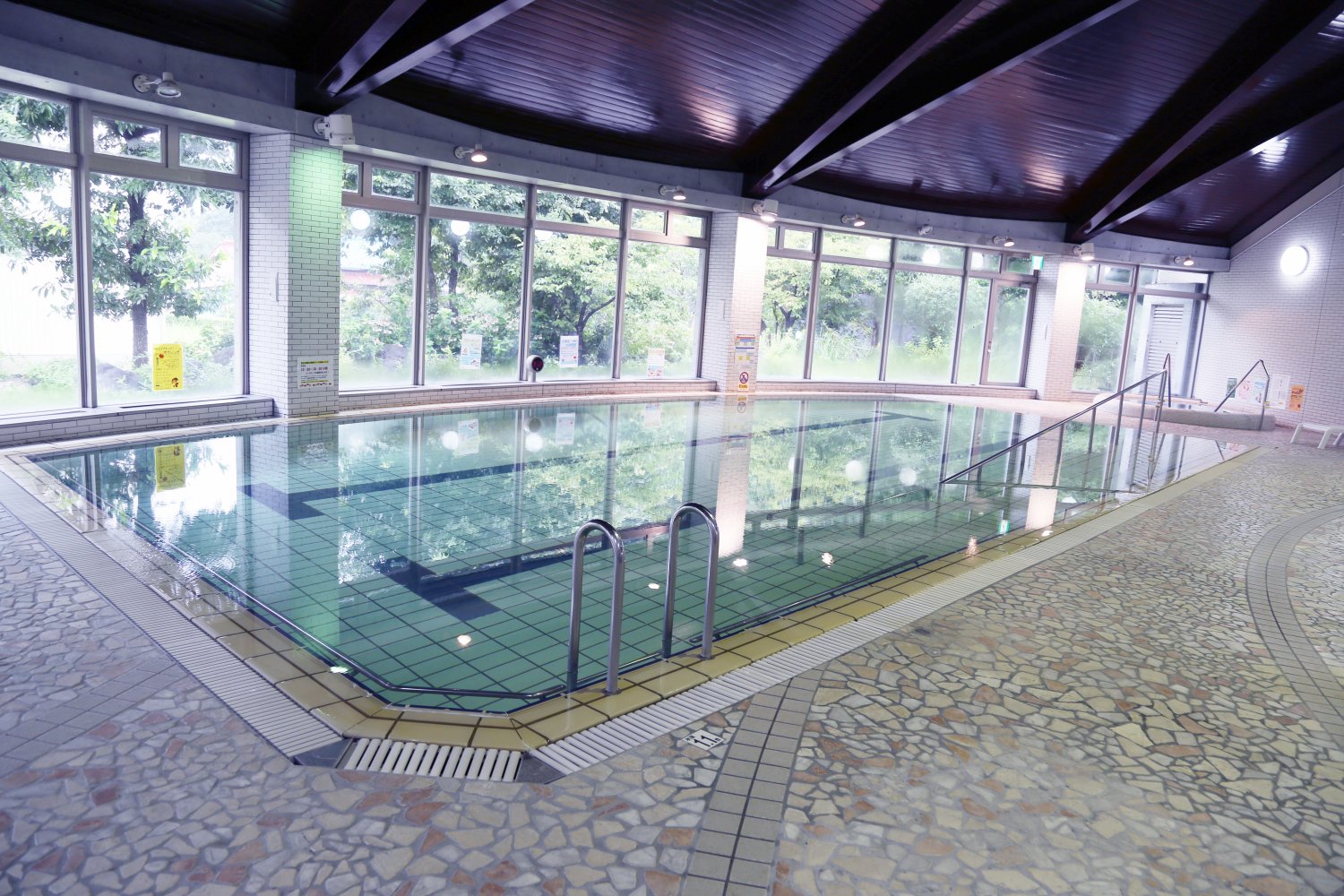 プログラムが開催されいていない運動浴プールでは自由にウォーキングなどができる。