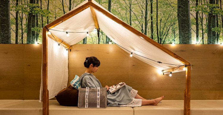 休憩スペースの一角。一人用テントのような空間でリラックスできる。