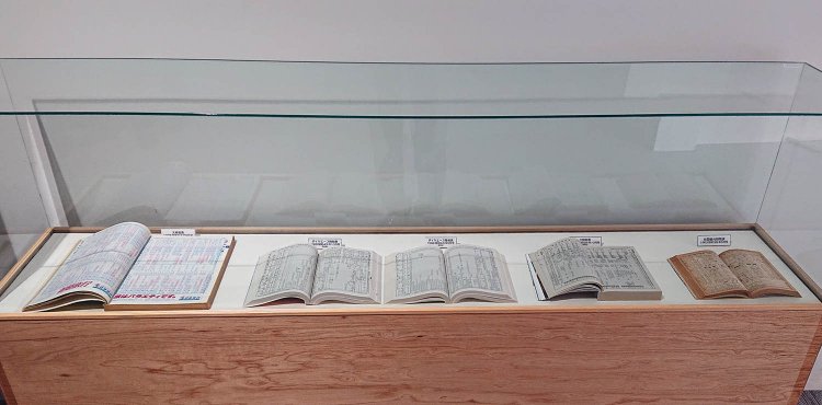 当時の時刻表の実物展示も。