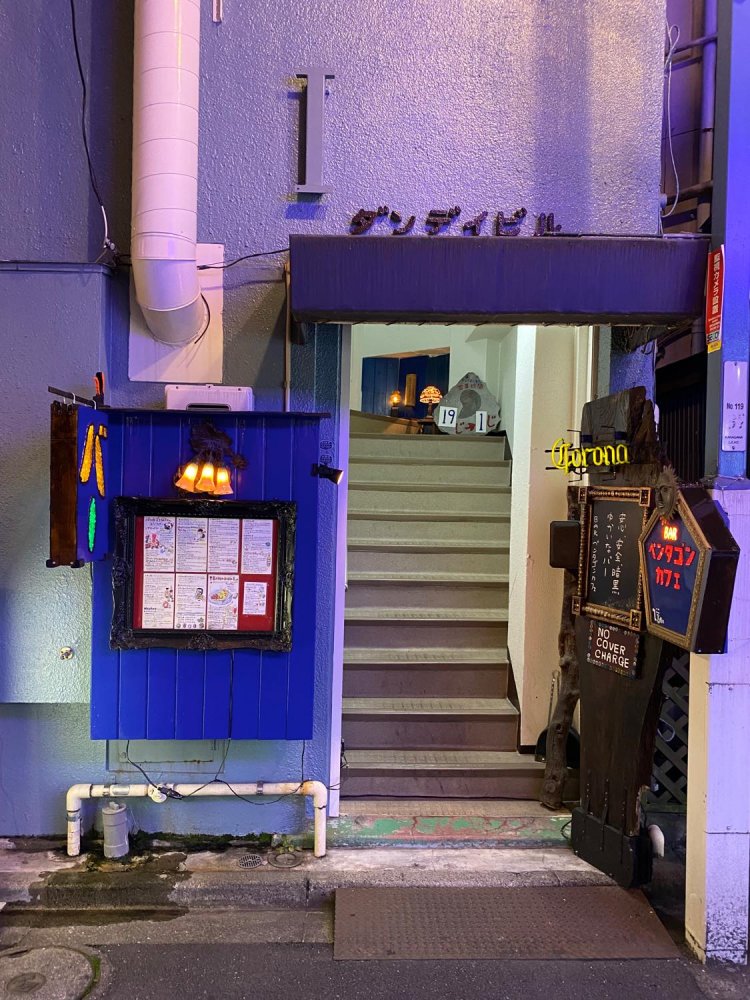 BARペンタゴンカフェの入り口。ダンディビルというオシャレな建物名もポイント。