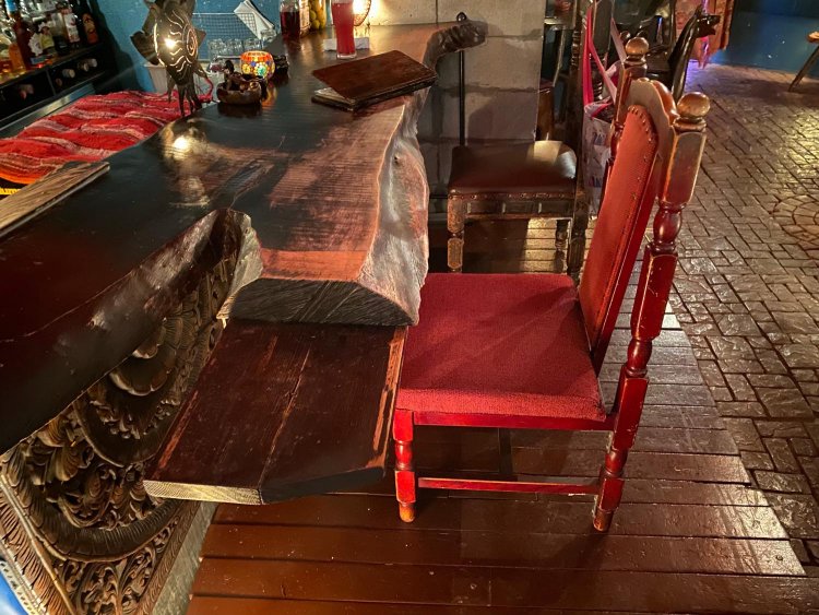 チャクラが開くと伸びるカウンター席。