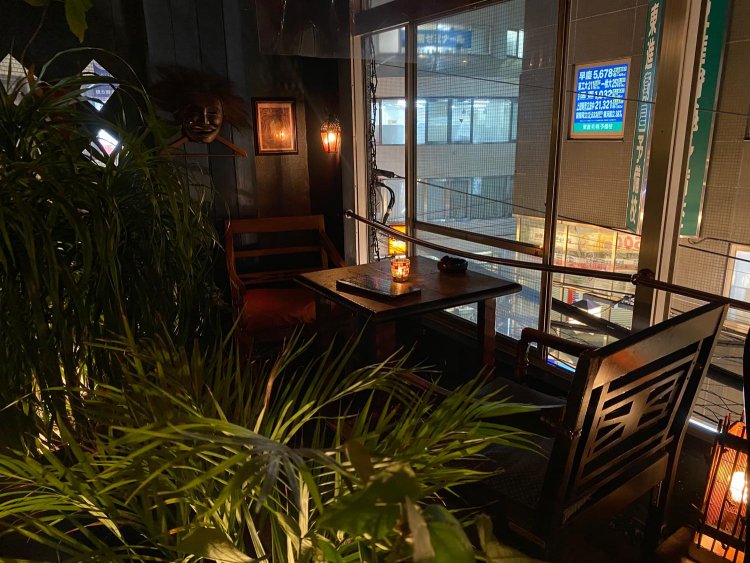 窓際のカップル席。もちろん1人や友人とでもOK！　日吉の街を眺められる。