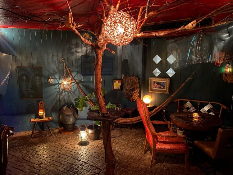 赤い天井と青い壁、突如真ん中に生えている木、怪しげでもあるがムーディーで落ち着く店内。