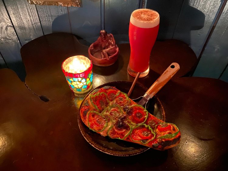 お店の看板メニューでもあるレッドアイとナンピザ。この組み合わせが恋しくて訪れることもしばしば。