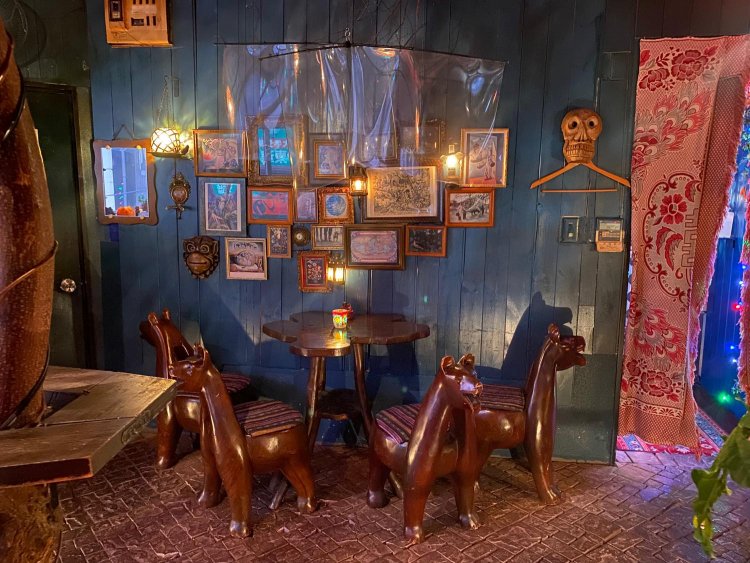 タイで買い付けてきたクマの椅子。近くで見るとなかなか迫力のある表情をしている。