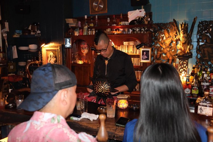 夜毎盛り上がるBARペンタゴンカフェ。マスター「引き続きバイオレンスシティ日吉のオアシスとして、“私は普通の人でござい”というかんじの人の狂気を発掘していきたい」。