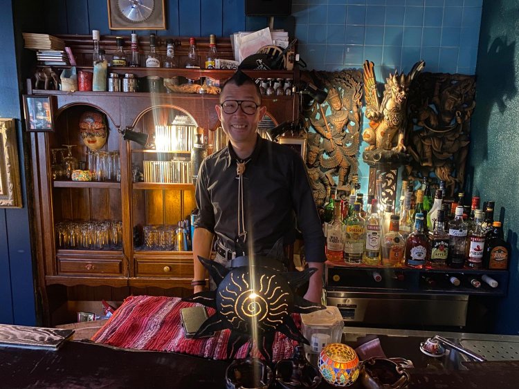 BARペンタゴンカフェのマスター、こうさん。トレードマークのモヒカンは、モヒカンおじいちゃんになるための伏線。