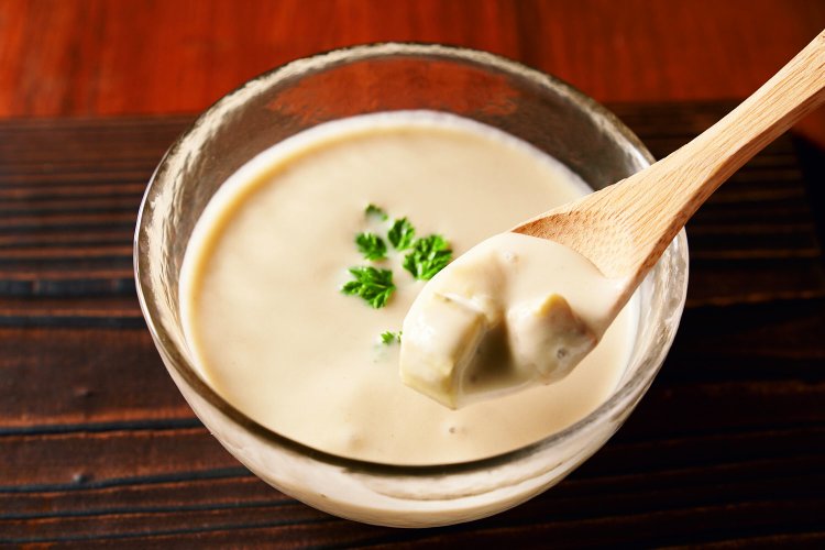 隠し味の生姜が効いたナスの冷製ポタージュ660円。