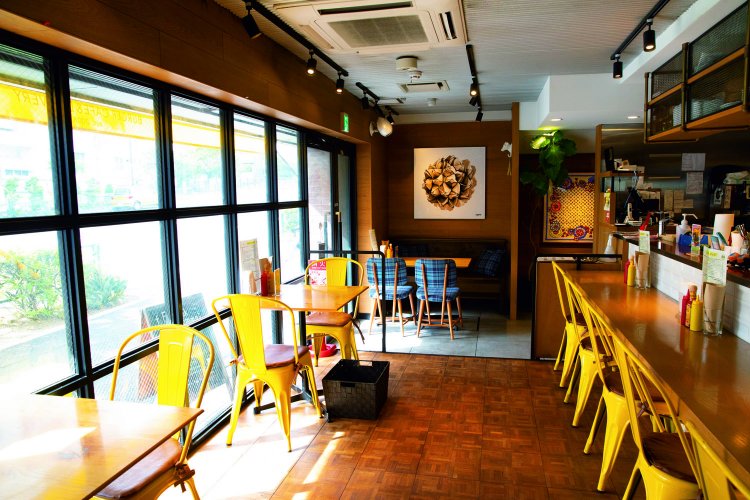 入り口脇のテーブルは段差なしで車いす可。アクティブな人なら奥のテーブルも。