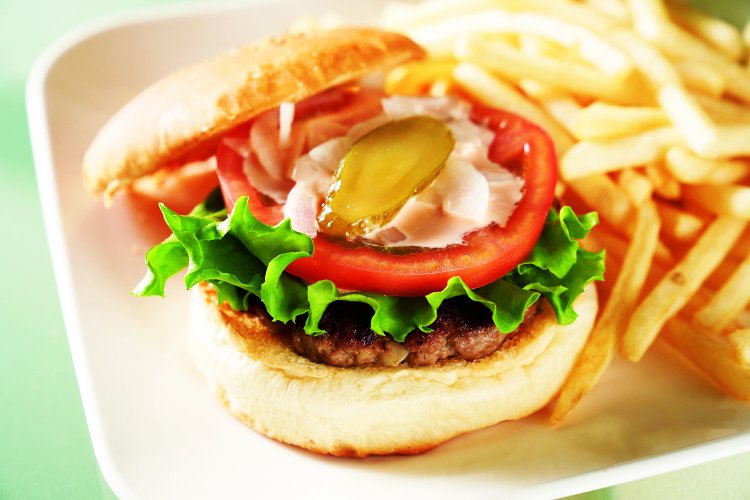 プロペラバーガー1050円（2022年5月現在）。プラス300円でドリンクが付く。