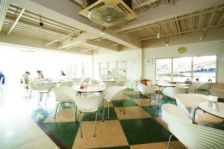 滑走路が見える広い店内。窓が大きく、日当たりがいい。