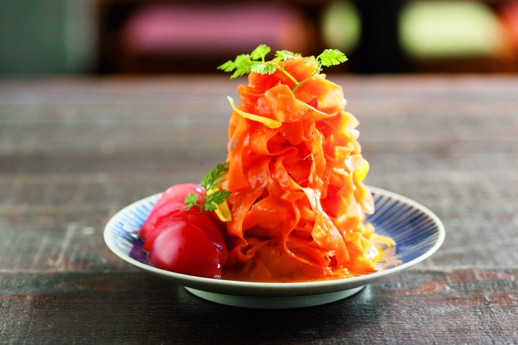 メディアでも度々登場するリピート率No.1の「噂の人参サラダ」748円。