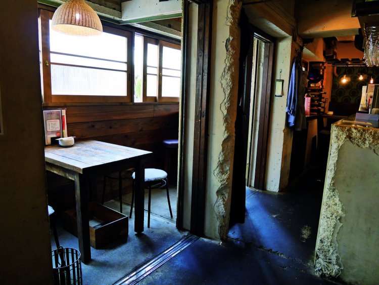 少しだけ入り組んだ店内だが、車いすが利用できる席もある。