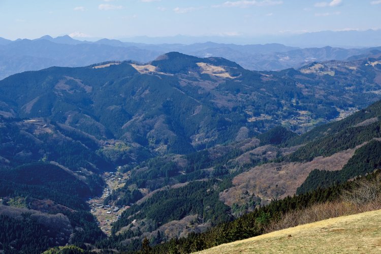 堂平山山頂の西側からの眺望。手前中央の山は大霧山、左手奥の雪をかぶった山は浅間山。左の下方は白石の集落。