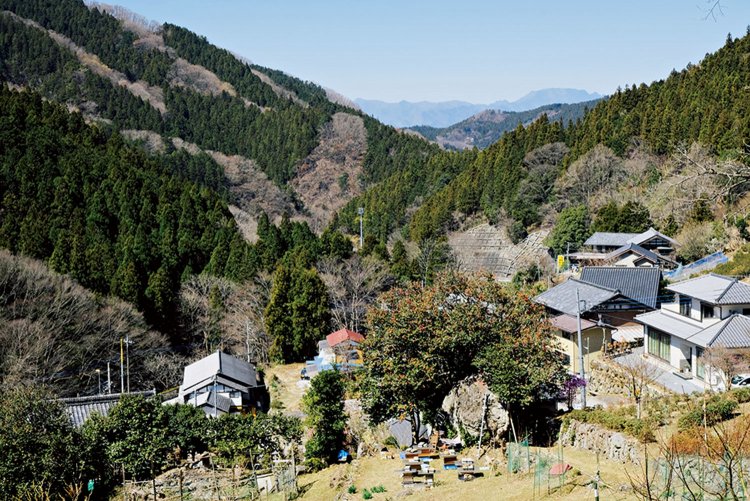 大野峠の玄関口になる赤谷の集落の眺望。山間の奥に両神山がちょっとだけ顔を出していた。