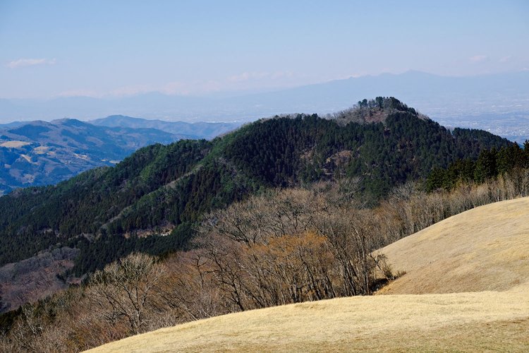 堂平山から七重峠へ行く途中、笠山が見えた。山麓酒場に特に用のない人は登るべきだ。