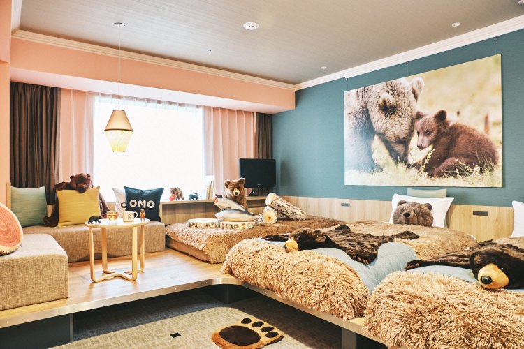 すべてのゲストルームの壁はパステルカラー！かわいいデザインで癒やし効果抜群。こちらは「えぞひぐまルーム」。