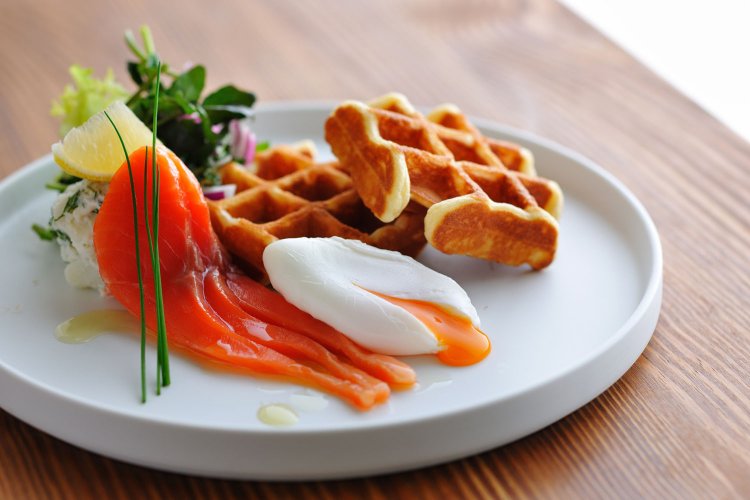 名物のワッフルはお食事タイプ、スイーツタイプのどちらで楽しむ？