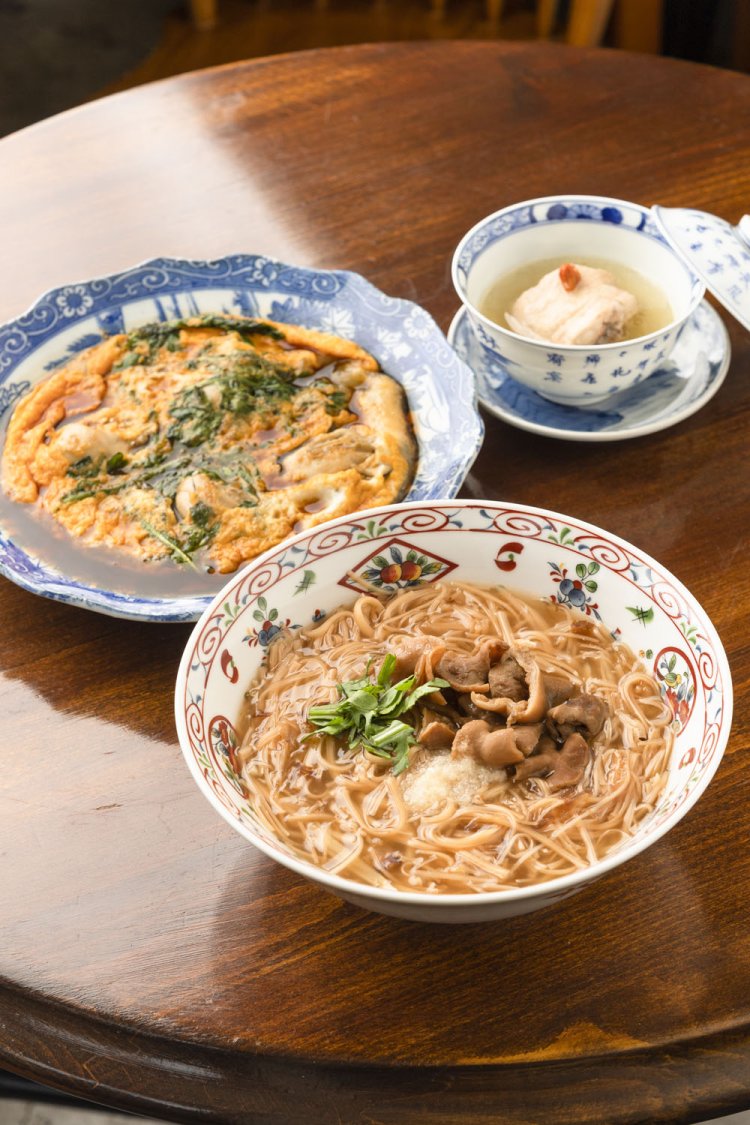 麵線900円、蚵仔煎1540円、鶏肉薬膳スープ880円。