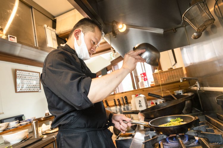 厨房で店主の謝さん自ら腕をふるう。
