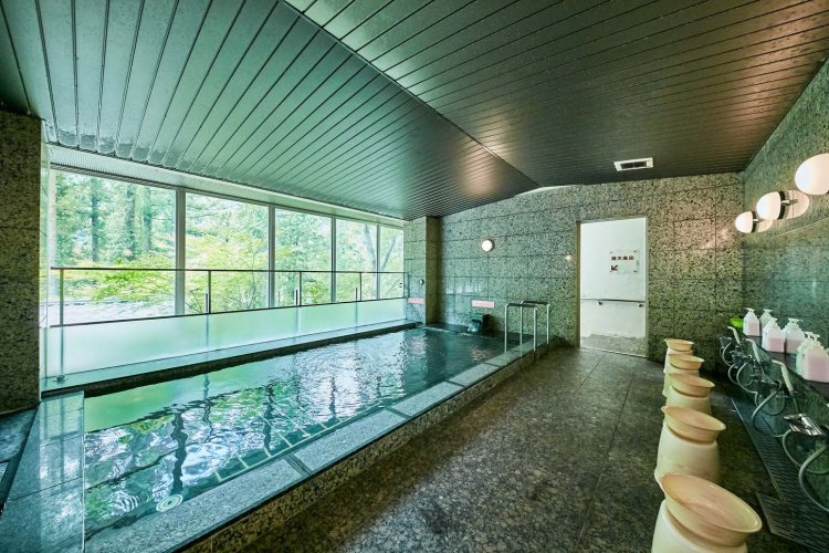 浴室のガラス窓には緑が映り森林浴気分で入浴できる。