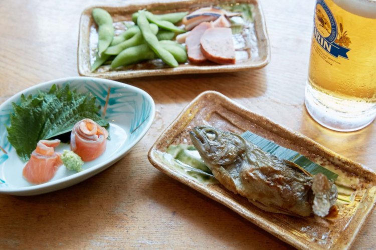 写真左から奥多摩ヤマメのお造り700円、ビールセット850円、奥多摩川魚の塩焼き（ヤマメ）780円。