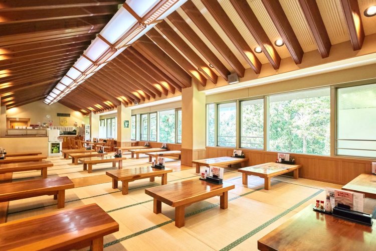 日差しが差し込む明るい食事処。土産売店が隣接する。