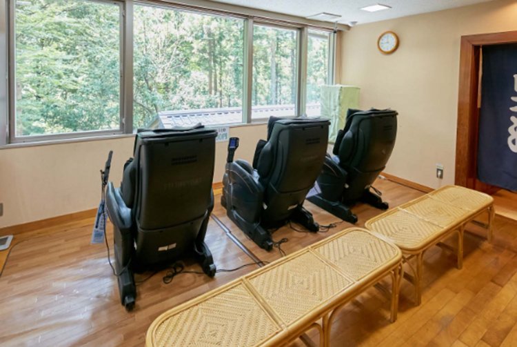 マッサージチェアにもたれ、周囲の自然を眺めるのは至福のひと時。