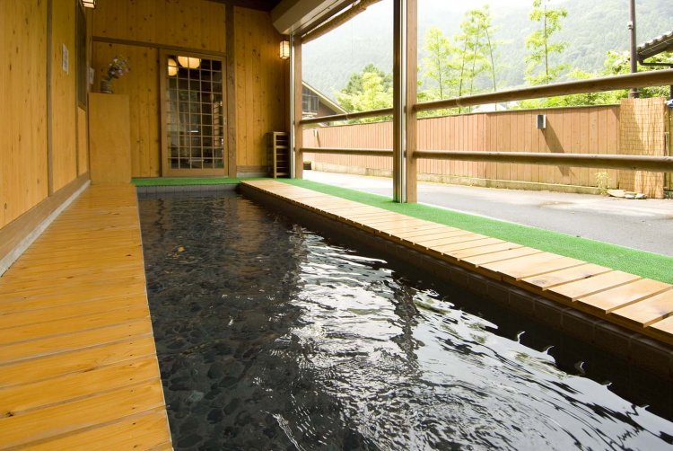 足湯も温泉を使用。周辺の山々を眺めながら入浴すれば森林浴気分。