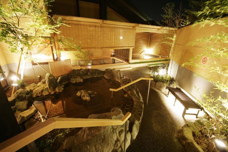 ライトアップされた心落ち着く露天エリアで、心ゆくまで温泉に入浴できる。