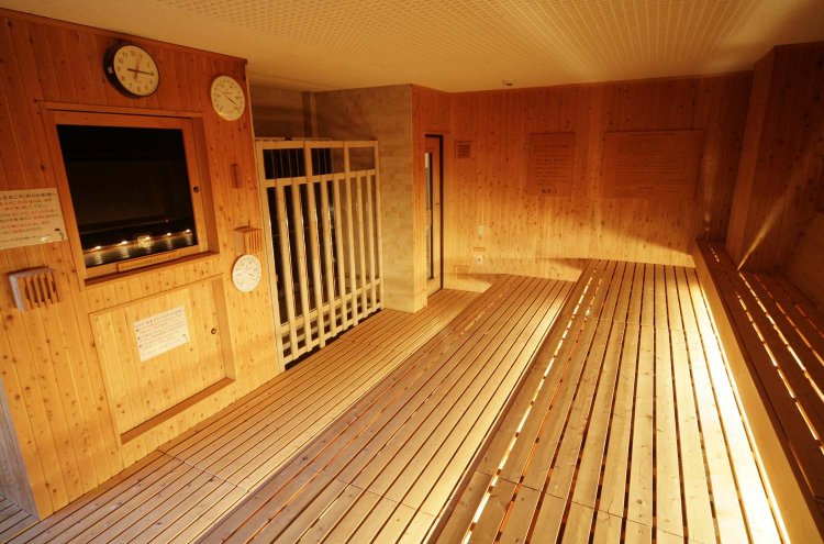 ドライタイプのタワーサウナ。約30分間隔でロウリュウが体感できる。