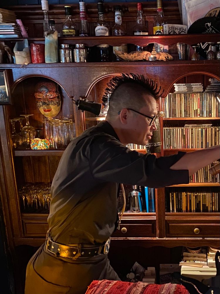 マスターの横を向いたモヒカン。「体温の調節や空気の流れを読んだりするのにも役立つ」とのこと。