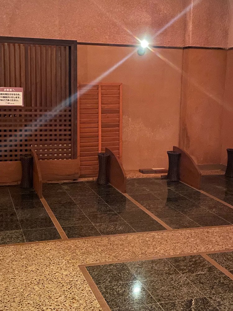 岩盤浴は専用ウェアとマットがついて600円（土･日･祝は650円）。