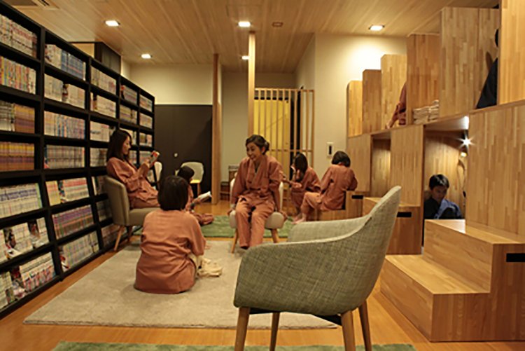 休憩処のまんがマルチルーム。wi-fi完備で電源も利用できる。