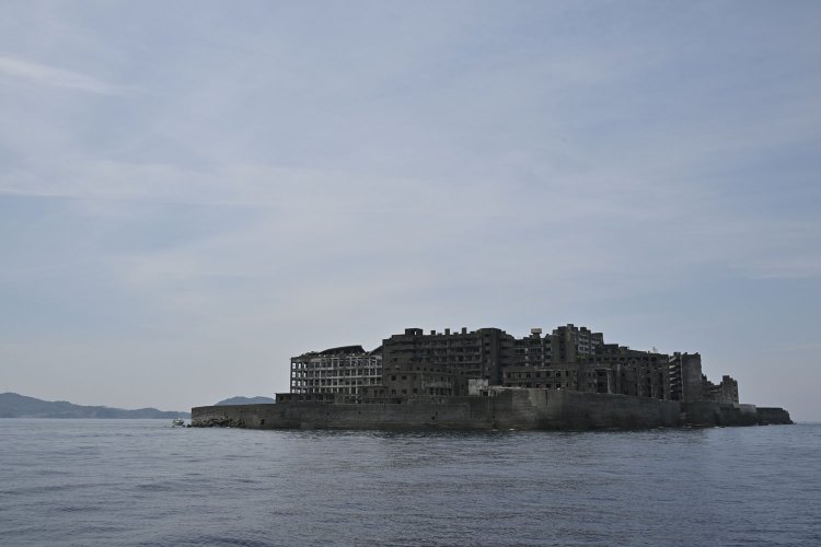 北東側へ近づく。手前は端島病院の建物だ。