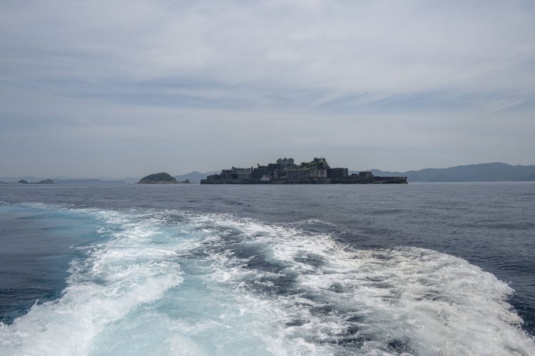上陸ツアーの船上から島の全景を観察できる。