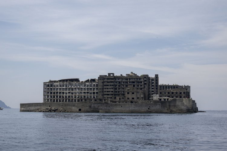 北側から。この角度だと戦艦というよりもアメリカの監獄の島アルカトラズに似ているような……。