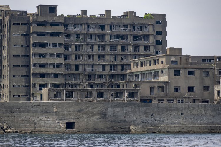 手前の低層がちどり荘。右が端島病院。背後の65号棟の威容がたまらない。
