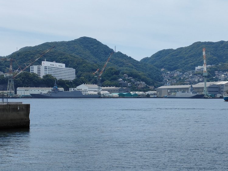 長崎湾では戦艦武蔵を建造した三菱長崎造船所を横目に進む。海自の新型護衛艦がいた。