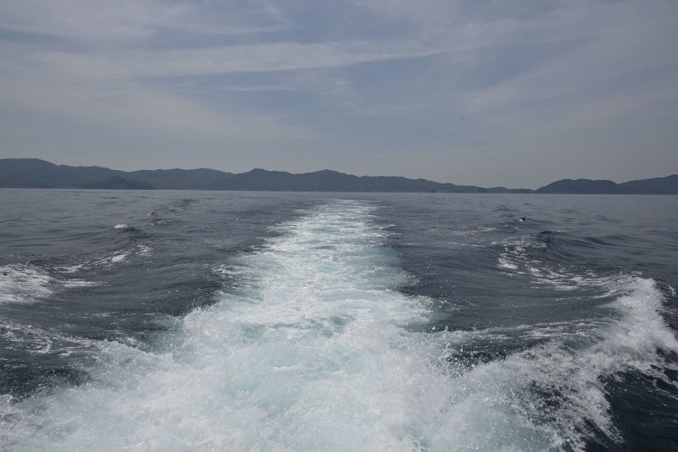 長崎湾を出帆してひたすら南下していく。