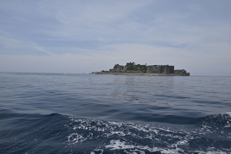 軍艦島の東側が見えた。この姿は確かに艦船だ。